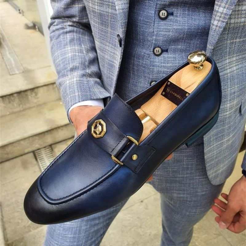 Eleganter blauer Polished Loafer Herrenschuh aus Kunstleder mit mittlerem Absatz und Metallverzierung, bequem für Business-Looks.
