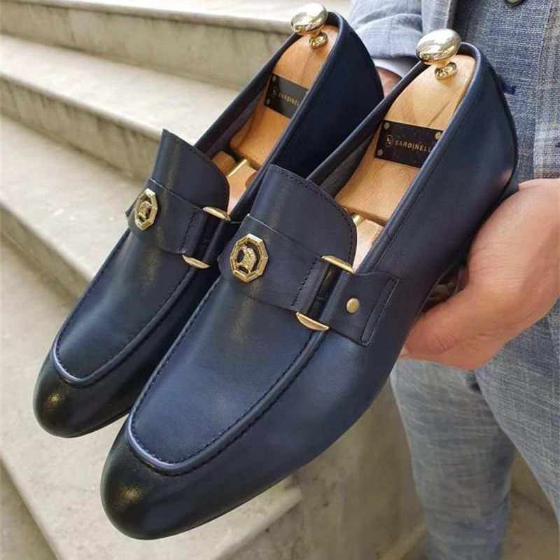 Elegante blaue Polished Loafer-Herrenschuhe mit quadratischer Spitze und Metallverzierung, bequem und stilvoll.